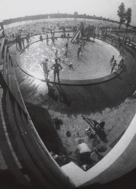 Swimming pools and the beach at Wał Miedzeszyński Street