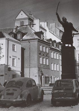 Pomnik Kilińskiego i kamienice Starego Miasta zimą