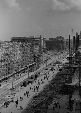 Widok na plac budowy Marszałkowskiej Dzielnicy Mieszkaniowej
