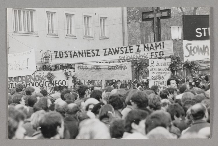 Pogrzeb bł. ks. Jerzego Popiełuszki - tłum ludzi trzymających liczne transparenty