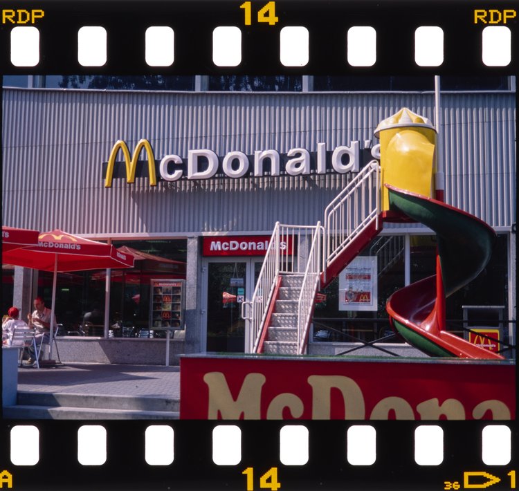 Widok na wejście do restauracji McDonald's