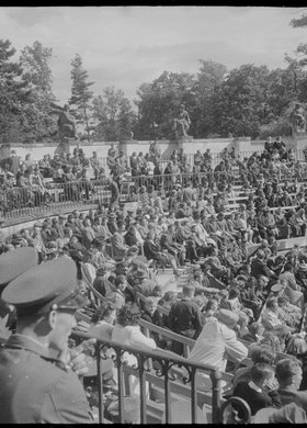 Publiczność w amfiteatrze Na Wodzie w Łazienkach Królewskich