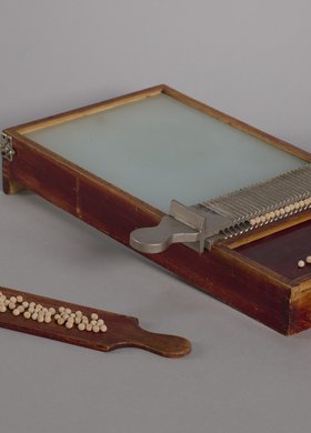 Pigulnica - deseczka z przyrządem z półkanałami