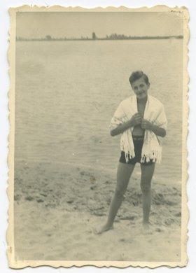 Młody mężczyzna na dzikiej plaży na Pradze
