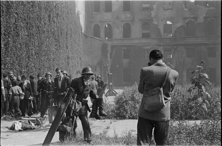 Powstańcy po zdobyciu Komendy Policji