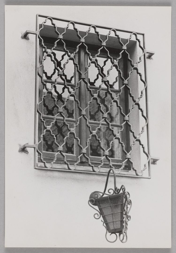 Okno na podwórze w budynku Dziekanki