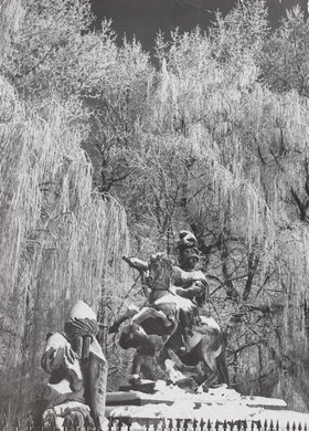 Pomnik króla Jana III Sobieskiego w Łazienkach Królewskich przy ulicy Agrykola, zimą