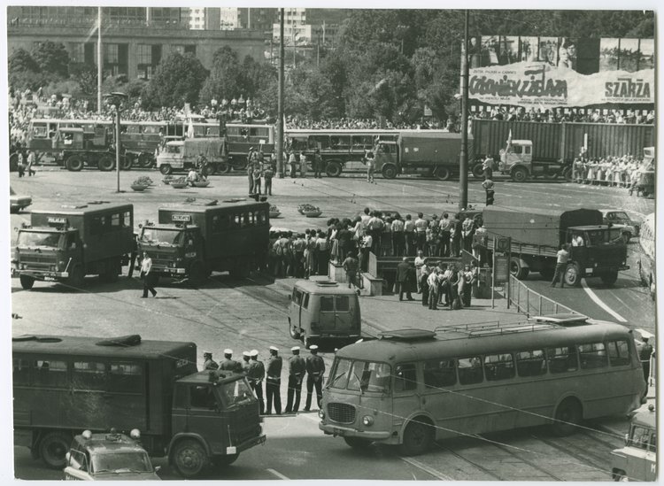 Blokada ronda u zbiegu Alej Jerozolimskich i ulicy Marszałkowskiej przez NSZZ „Solidarność” w czasie akcji protestacyjnej