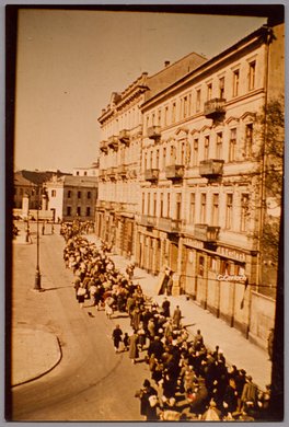Powstanie warszawskie. Kolumna ludności cywilnej na placu Saskim