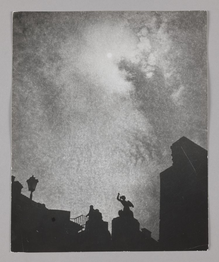 Pomnik Syreny na murach obronnych