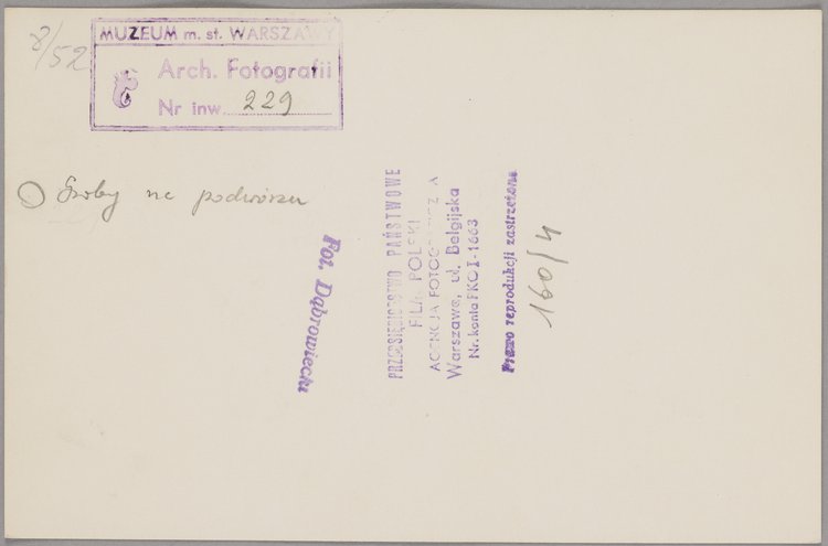 Groby na podwórzu Biblioteki Publicznej