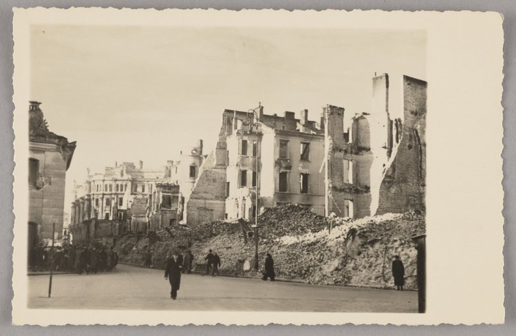 Ruiny zabudowy przy ulicy Wierzbowej