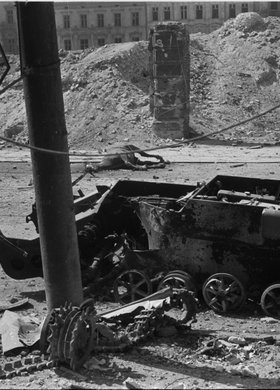 Zniszczony niemiecki ciężki transporter ładunków Borgward B IV na ulicy Marszałkowskiej