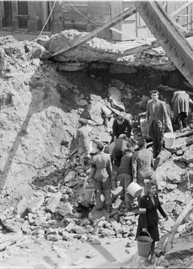 Czerpanie wody z uszkodzonego wodociągu na skrzyżowaniu ulic Złotej i Zielnej