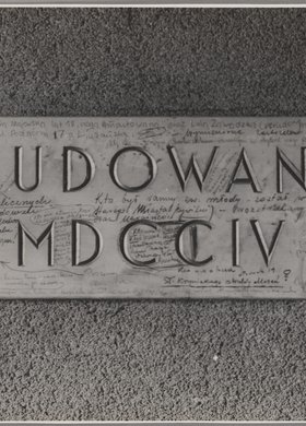 Tablica z pałacu Raczyńskich przy ulicy Długiej 7, gdzie mieścił się Centralny Szpital Powstańczy nr 1