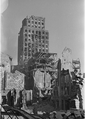 Ruiny zabudowy przy ulicy Świętokrzyskiej i gmach Towarzystwa Ubezpieczeń "Prudential"