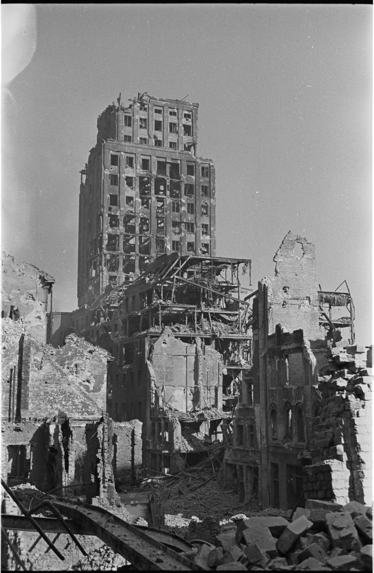 Ruiny zabudowy przy ulicy Świętokrzyskiej i gmach Towarzystwa Ubezpieczeń "Prudential"