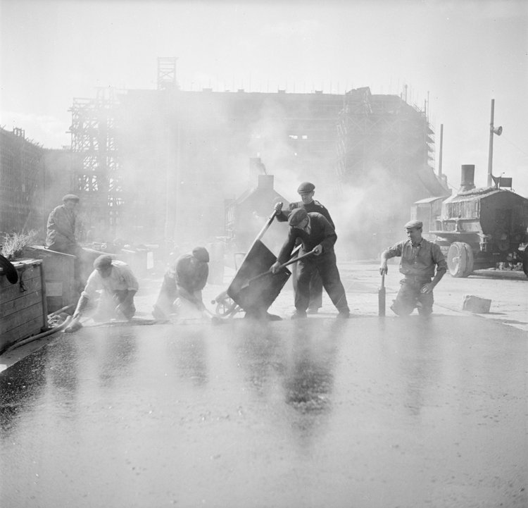 Asfaltowanie ulicy na budowie Marszałkowskiej Dzielnicy Mieszkaniowej