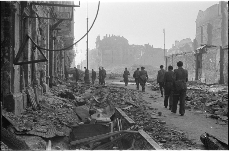 Oddział powstańców na ulicy Siennej