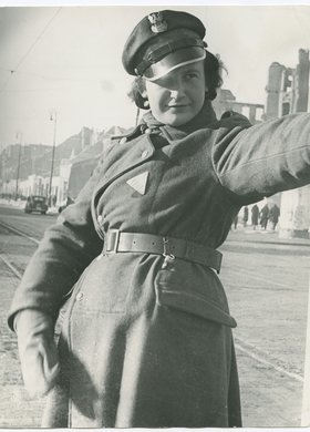 Portret milicjantki Leokadii Krajewskiej kierującej ruchem drogowym