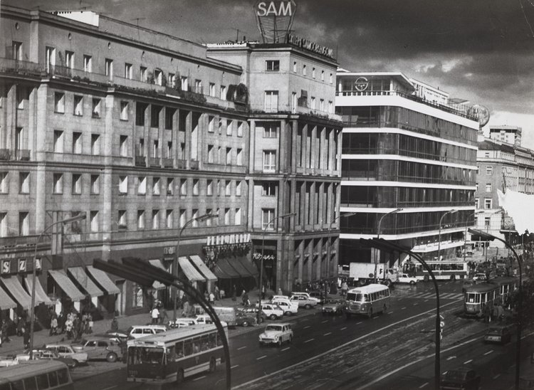 Aleje Jerozolimskie at the intersection with Krucza St.
