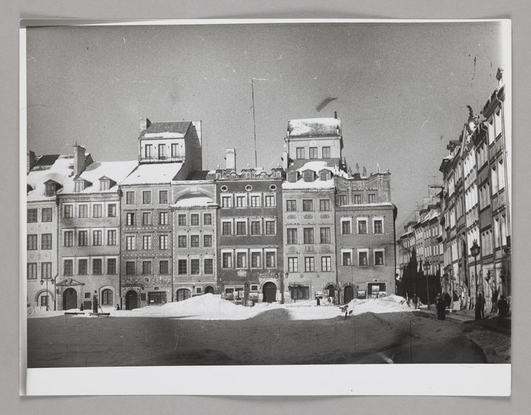 Rynek Starego Miasta zimą, widok na kamienice strony Dekerta