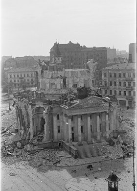 Panorama placu Trzech Krzyży ze zniszczonym kościołem św. Aleksandra
