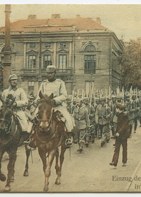 Kolumna żołnierzy niemieckich maszerujących Krakowskim Przedmieściem