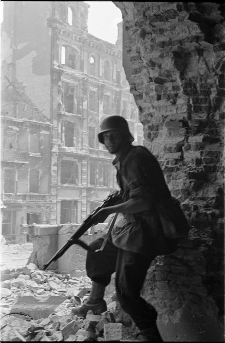 Powstaniec w wejściu do kościoła św. Krzyża