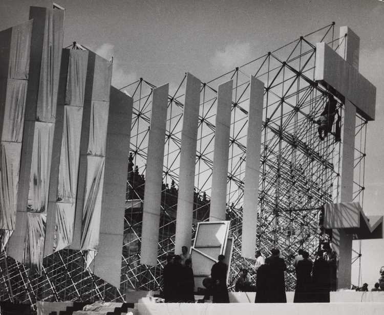 Works on the installation of the altar in front of the Palace of Culture and Science on the occasion of the third pilgrimage of John Paul II to Poland
