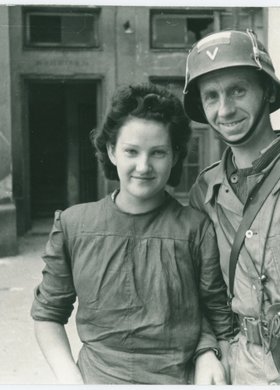 Dziewczyna i powstaniec