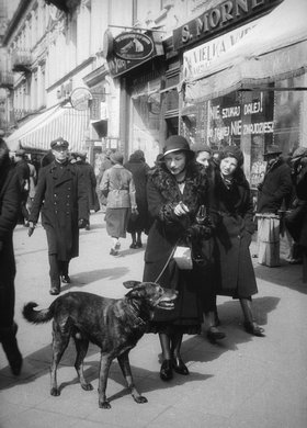 Jadwiga Dębicka z psem na ulicy Marszałkowskiej