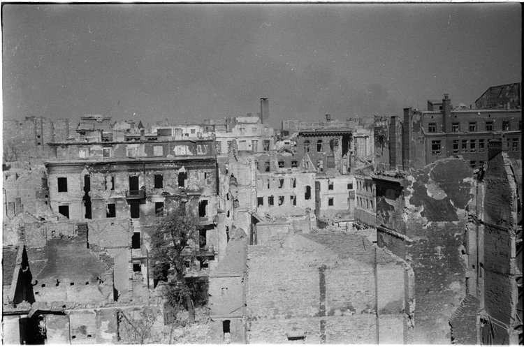 Panorama zniszczeń Śródmieścia w rejonie ulic Górskiego i Wareckiej
