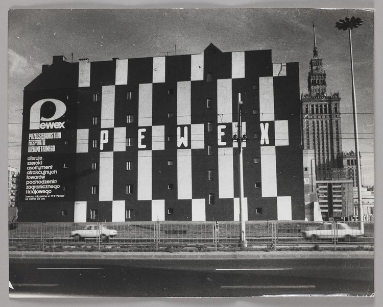 View from Marchlewskiego St. (currently: Jana Pawła II Avenue) of the tenement house at 45 Sienna St. and the Palace of Culture and Science
