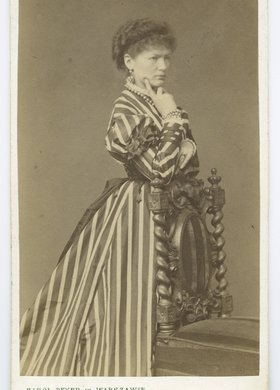 Portret kobiety w pasiastej sukni