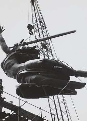 Installation of the Monument to the Heroes of Warsaw (Warsaw Nike)