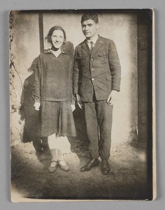 Fotografia przedstawiająca Barbarę Szejnbaum i Szymona Korentajera, bursistów Domu Sierot