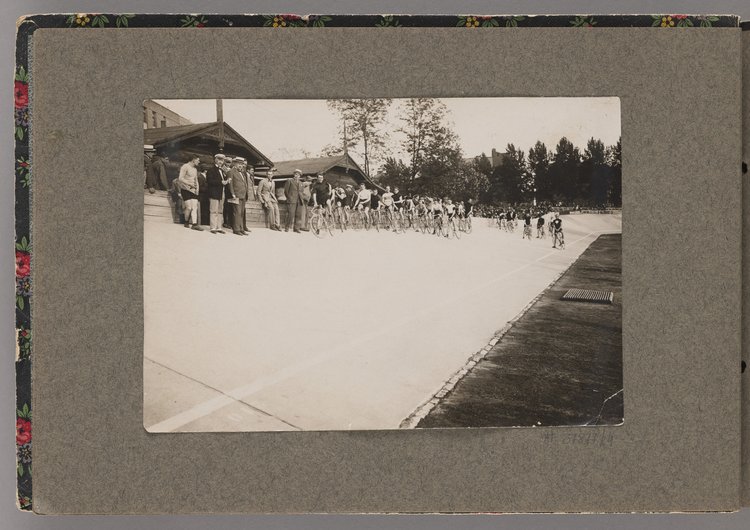 Album z fotografiami cyklistów na Dynasach