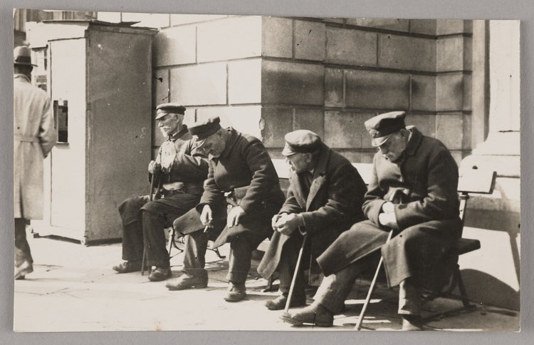 Czterech starszych mężczyzn na ławce