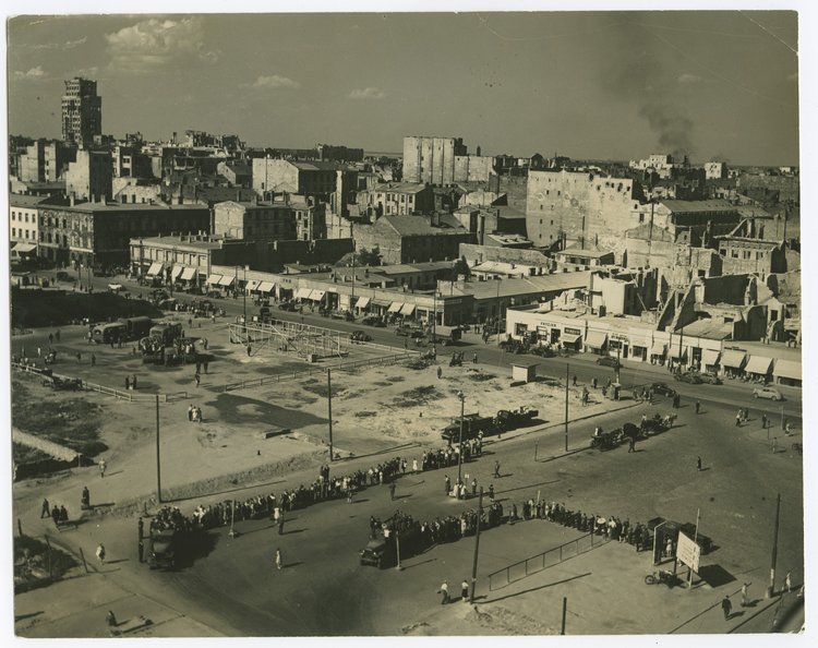 Widok z hotelu Polonia na skrzyżowanie Alej Jerozolimskich i ulicy Marszałkowskiej