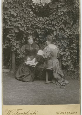 Portret Kazimiery Twardzickiej z córką Anielą w ogrodzie