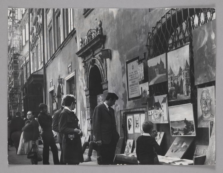 Painting display on the Baryczka Tenement House