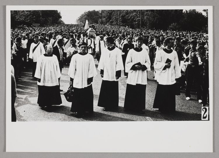 Pogrzeb Grzegorza Przemyka - księża idący przed ludźmi niosącymi trumnę z ciałem zmarłego