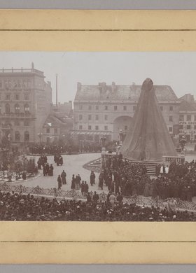 Uroczystość odsłonięcia pomnika Adama Mickiewicza na Krakowskim Przedmieściu