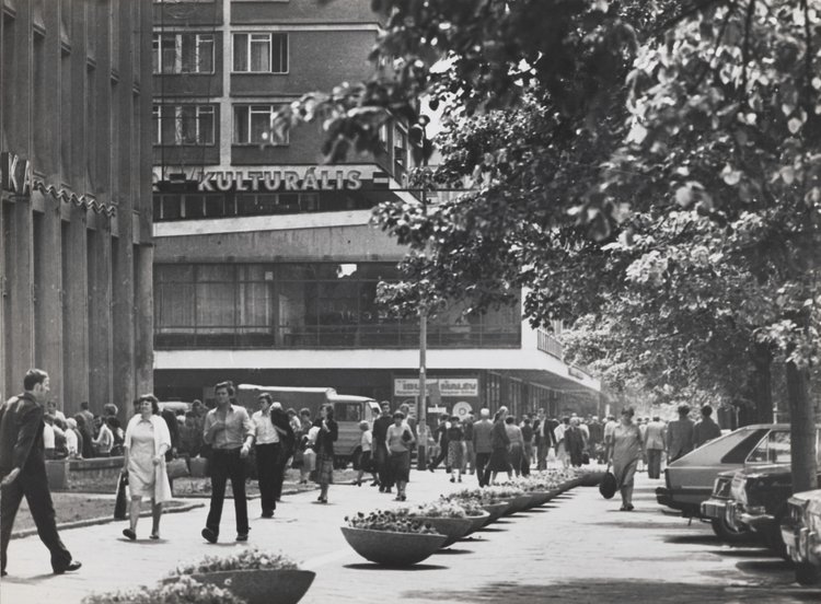Marszałkowska St. at the exit of Wspólna St.