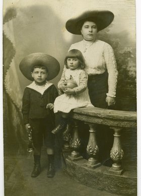 Portret Antoniny Kamińskiej z dziećmi, Jerzym i Haliną