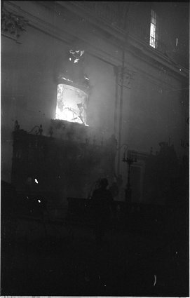 Płonące wnętrze kościoła św. Krzyża