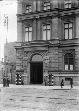 Pałac Kronenberga, wejście od ulicy Królewskiej