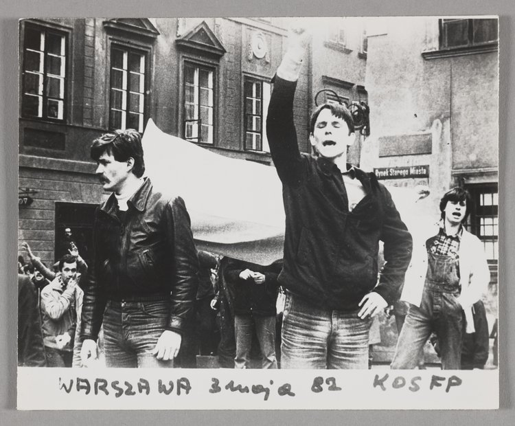 Marsz członków NSZZ "SOLIDARNOŚĆ" na ulicach Warszawy w dn. 3 maja 1982 r.