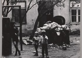 Krystyniak, Albert (1939) – plastyk, fotograf i ceramik